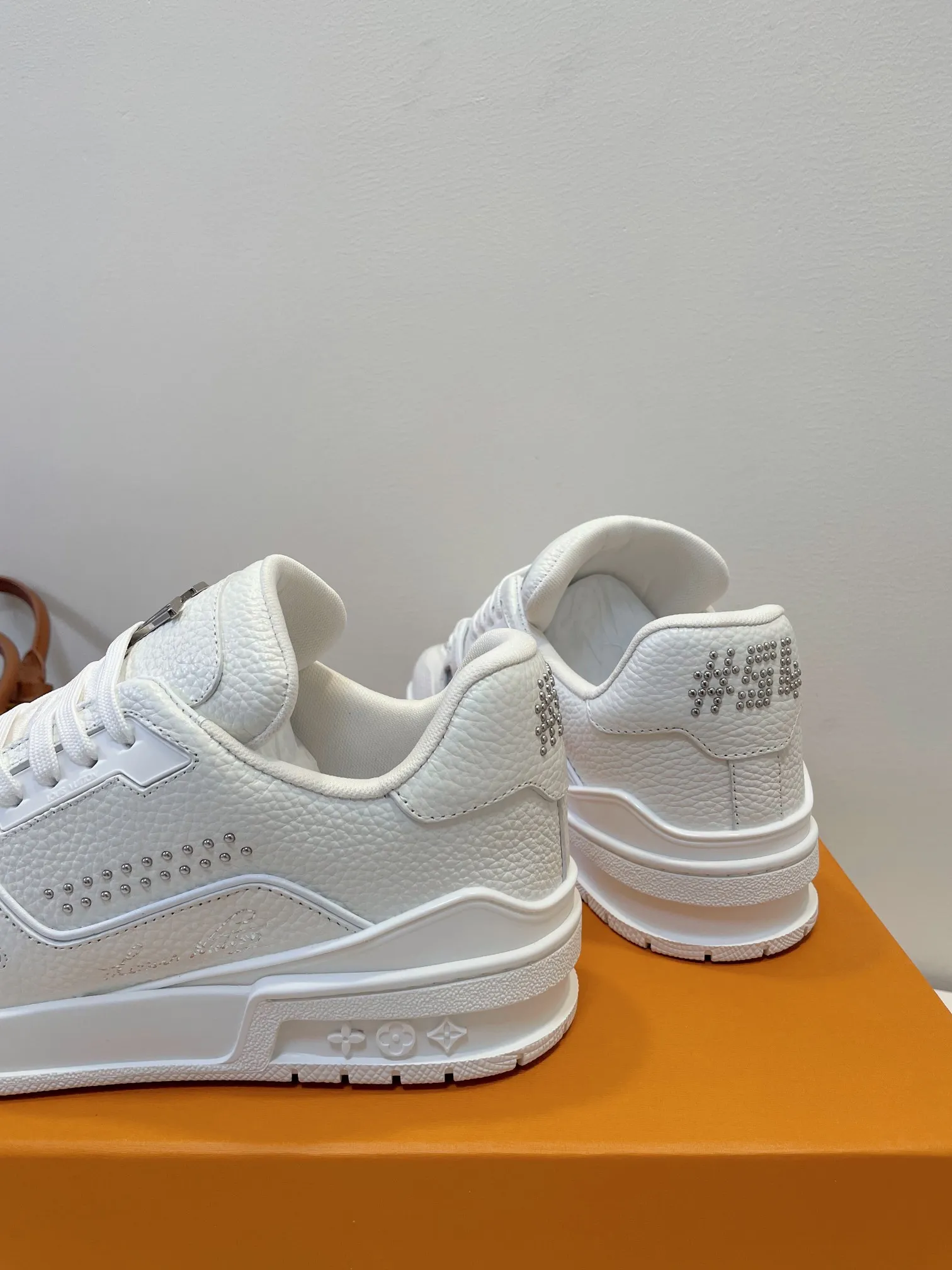 👟👟Ex-factory price 740👟👟 LV Trainer Sneaker provides a sense of security as always, the real thing looks better and more refined than the picture! 💕Dream love shoes beat ~ 99% dopamine, versatile, candy color is really sweet... full of vitality 🆙🆙 Luxurious quality, superimposed temperament attributes, exclusive fashion sense, easy to handle 🌷 ▪️ Made of large pebbled upper material, TPU gloss combination sole, bend-resistant plastic support piece, insole embedded with super soft latex material ▪️ Men's and women's sizes 35-45 Original box packaging accessories
